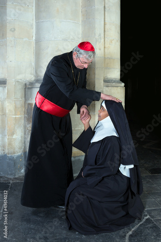 Photo: Nun greeting cardinal Nun greeting cardinal