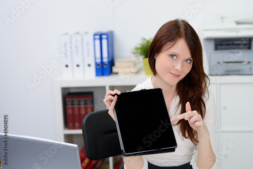 Photo: geschäftsfrau zeigt auf touchbook geschäftsfrau zeigt auf touchbook