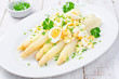 Weißer Spargel mit Wachteleier