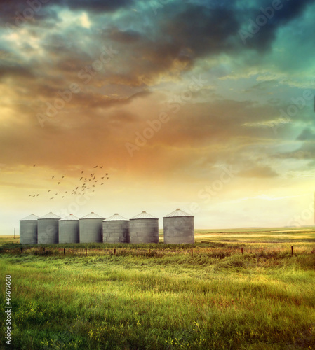 Photo: Prairie grain silos in late summer Prairie grain silos in late summer
