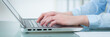 frau schreibt auf dem laptop
