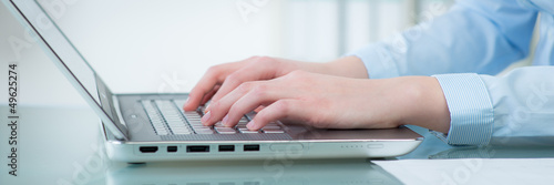 Photo: frau schreibt auf dem laptop frau schreibt auf dem laptop
