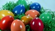 Bunte Ostereier im Nest
