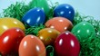 Bunte Ostereier im Nest