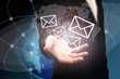 Mail venant de la main d'un businessman - Concept technologique