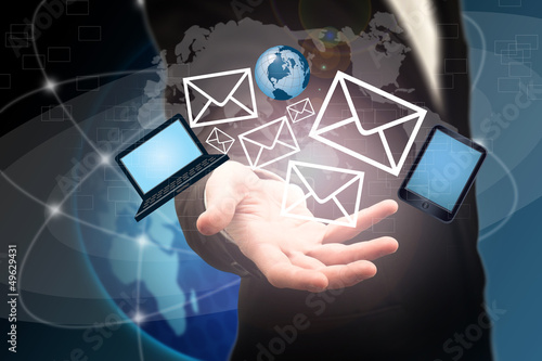 Photo: Mail venant de la main d'un businessman - Concept technologique Mail venant de la main d'un businessman - Concept technologique