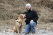 junge Frau mit Golden Retriever am Strand