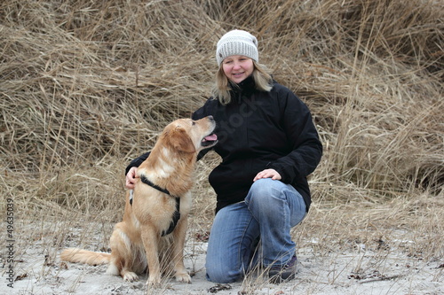 Photo: junge Frau mit Golden Retriever am Strand junge Frau mit Golden Retriever am Strand