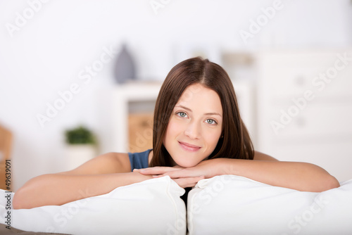 Photo: lächelnde frau auf dem sofa lächelnde frau auf dem sofa