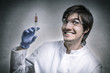 Photo: Verrückter Wissenschaftler hält Spritze mit roter Flüssigkeit! Verrückter Wissenschaftler hält Spritze mit roter Flüssigkeit!