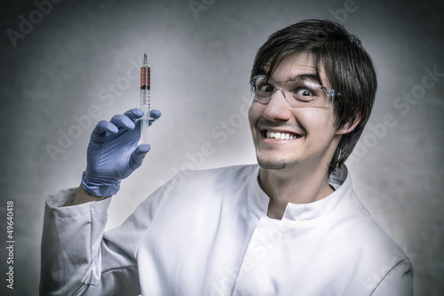 Photo: Verrückter Wissenschaftler hält Spritze mit roter Flüssigkeit! Verrückter Wissenschaftler hält Spritze mit roter Flüssigkeit!