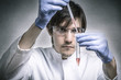Photo: Forscher verwendet Pipette mit roter Flüssigkeit Forscher verwendet Pipette mit roter Flüssigkeit