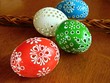 Foto: easter eggs on wooden background easter eggs on wooden background