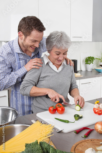 Photo: Mutter und Sohn kochen gemeinsam Mutter und Sohn kochen gemeinsam