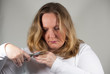 Frau schneidet sich die Haare