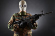 Soldat mit Gasmaske hält Gewehr