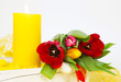 Bunte Tulpen und Kerzenlicht