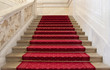 Prachtvolle rote Treppe mit rotem Teppich