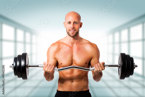 Photo: Sportler mit Langhantel Sportler mit Langhantel