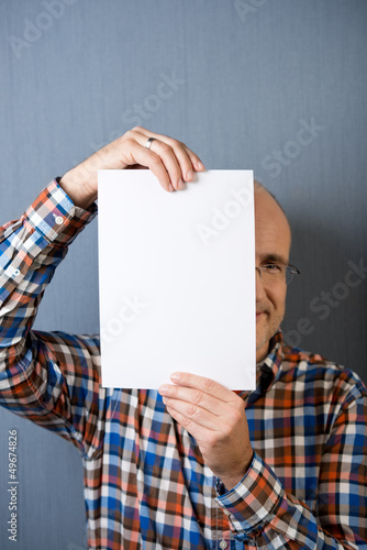 Photo: lächelnder mann zeigt weißes plakat lächelnder mann zeigt weißes plakat