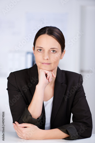 Photo: portrait geschäftsfrau im büro portrait geschäftsfrau im büro
