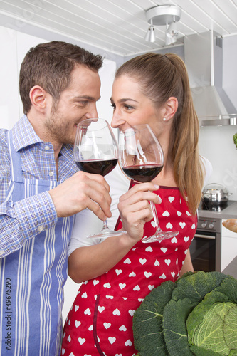 Photo: Junges Paar trinkt Wein in der Küche Junges Paar trinkt Wein in der Küche