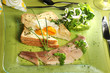 Geräucherter Forelle und Blattsalat an Toast