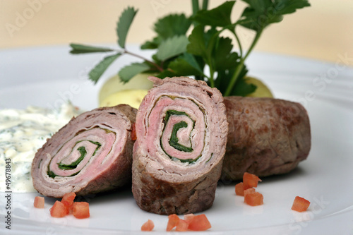 Photo: Kalbsröllchen mit grüner Füllung und grüner Soße Kalbsröllchen mit grüner Füllung und grüner Soße