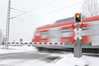Zug an Bahnübergang mit Bewegungsunschärfe