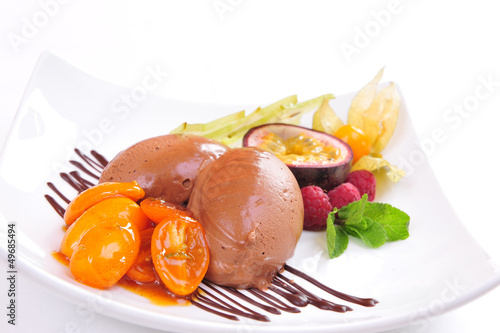 Photo: Schokoladeneis mit Früchten und karamellisierten Tomaten Schokoladeneis mit Früchten und karamellisierten Tomaten