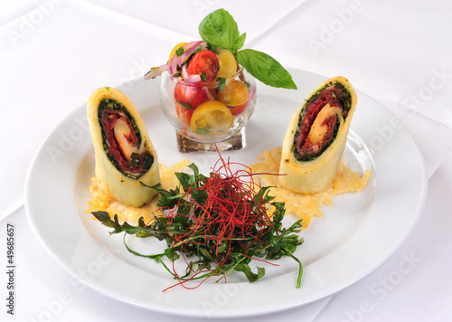 Photo: Mozzarella-Röllchen auf Rucola-Kirschtomaten-Salat Mozzarella-Röllchen auf Rucola-Kirschtomaten-Salat