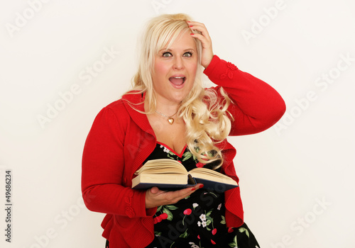 Photo: junge Frau mit Buch junge Frau mit Buch