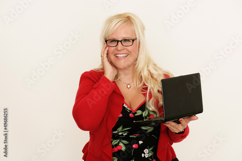 Photo: junge Frau mit Laptop junge Frau mit Laptop
