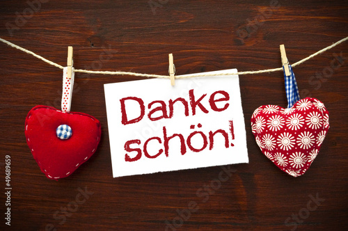 Photo: 2 Stoffherzen mit Karte und Danke schön auf Holzbrett 2 Stoffherzen mit Karte und Danke schön auf Holzbrett