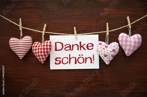 Photo: 4 Stoffherzen mit Karte und Danke schön auf Holzbrett 4 Stoffherzen mit Karte und Danke schön auf Holzbrett