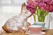 Osterhase mit Tulpen
