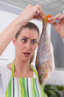 Foto: Hausfrau mit Fisch - Barsch - in der Hand - witzig Hausfrau mit Fisch - Barsch - in der Hand - witzig