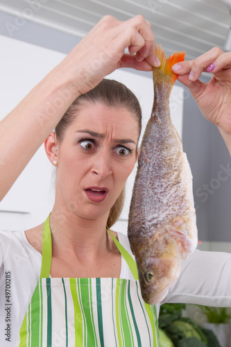 Photo: Hausfrau mit Fisch - Barsch - in der Hand - witzig Hausfrau mit Fisch - Barsch - in der Hand - witzig