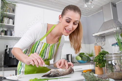 Photo: Frischer Fisch - Frau filetiert einen Hecht Frischer Fisch - Frau filetiert einen Hecht