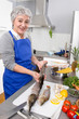 Frischer Hecht und Barsch - Frau kocht Fisch