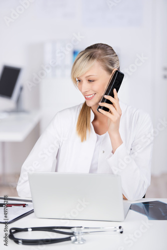 Photo: ärztin berät am telefon ärztin berät am telefon