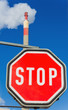 Industrieschlot und Stopptafel