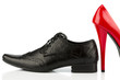 Rote High Heels und Herrenschuh