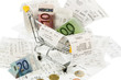 Einkaufswagen, Kassenbons und Geld