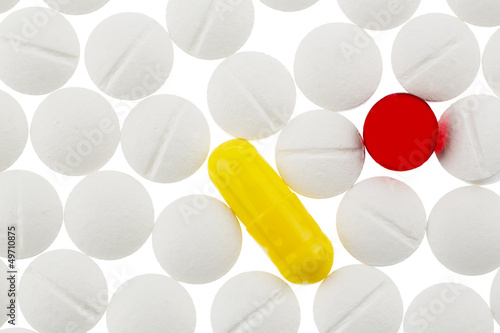 Photo: Bunte und weiße Tabletten Bunte und weiße Tabletten