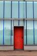 Eingangstür an Industriefassade