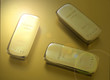 Goldbarren auf goldenem Untergrund mit Reflexen