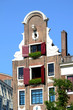 Typisches Haus in Amsterdam mit Geranien im Fenster