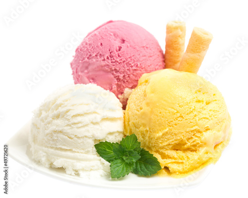 Photo: Drei Eissorten mit Waffel auf Teller Drei Eissorten mit Waffel auf Teller