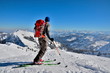 Skitourengeher bereit zur Abfahrt